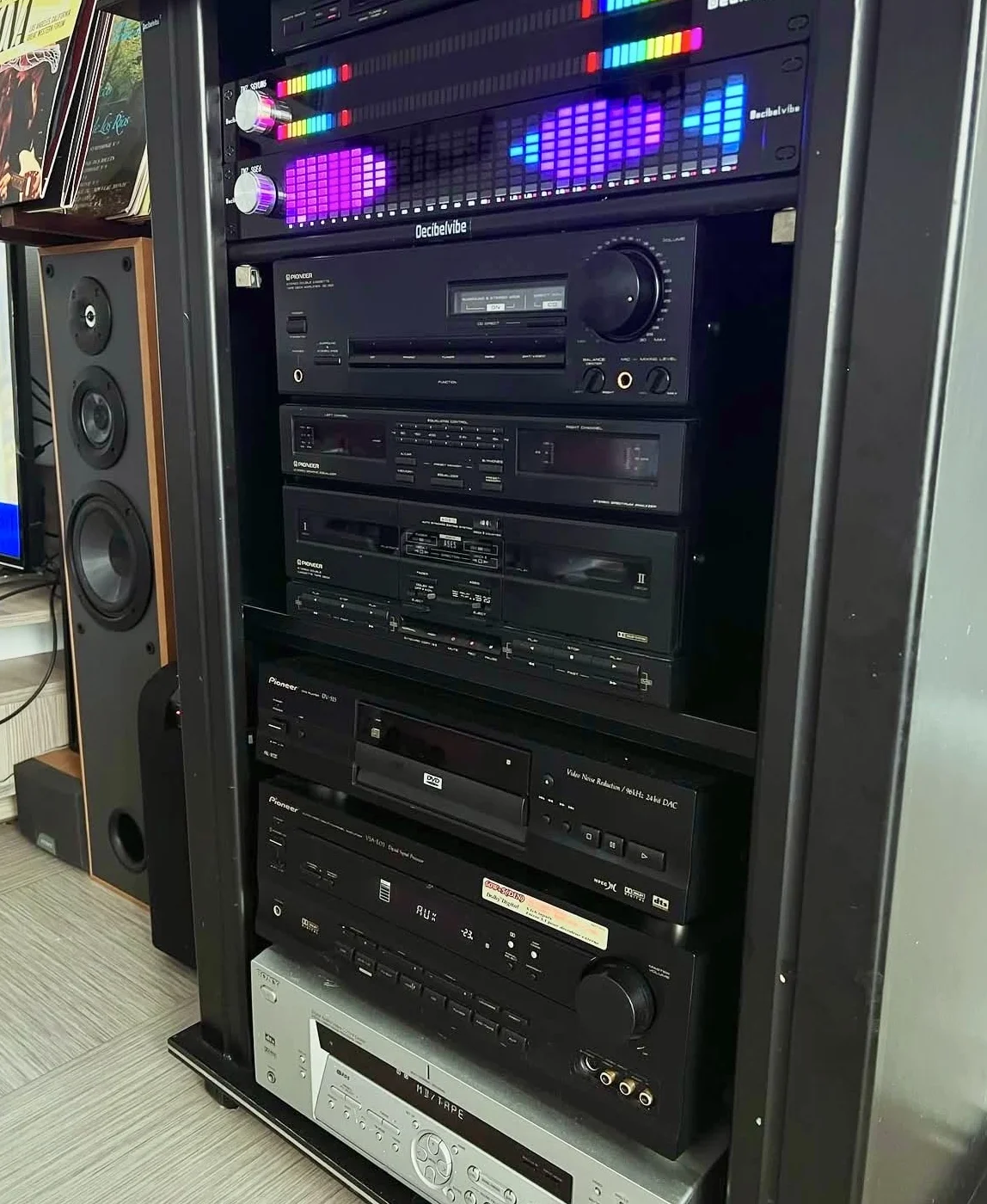 Decibelvibe TNZ SGVUM6 - miernik VU z wejściem/wyjściem RCA-Jack 3.5, wejście bezprzewodowe przez wbudowany mikrofon, 19 kolorów, do systemów audio HiFi, kina domowego, profesjonalnego sono, DJ (złoty