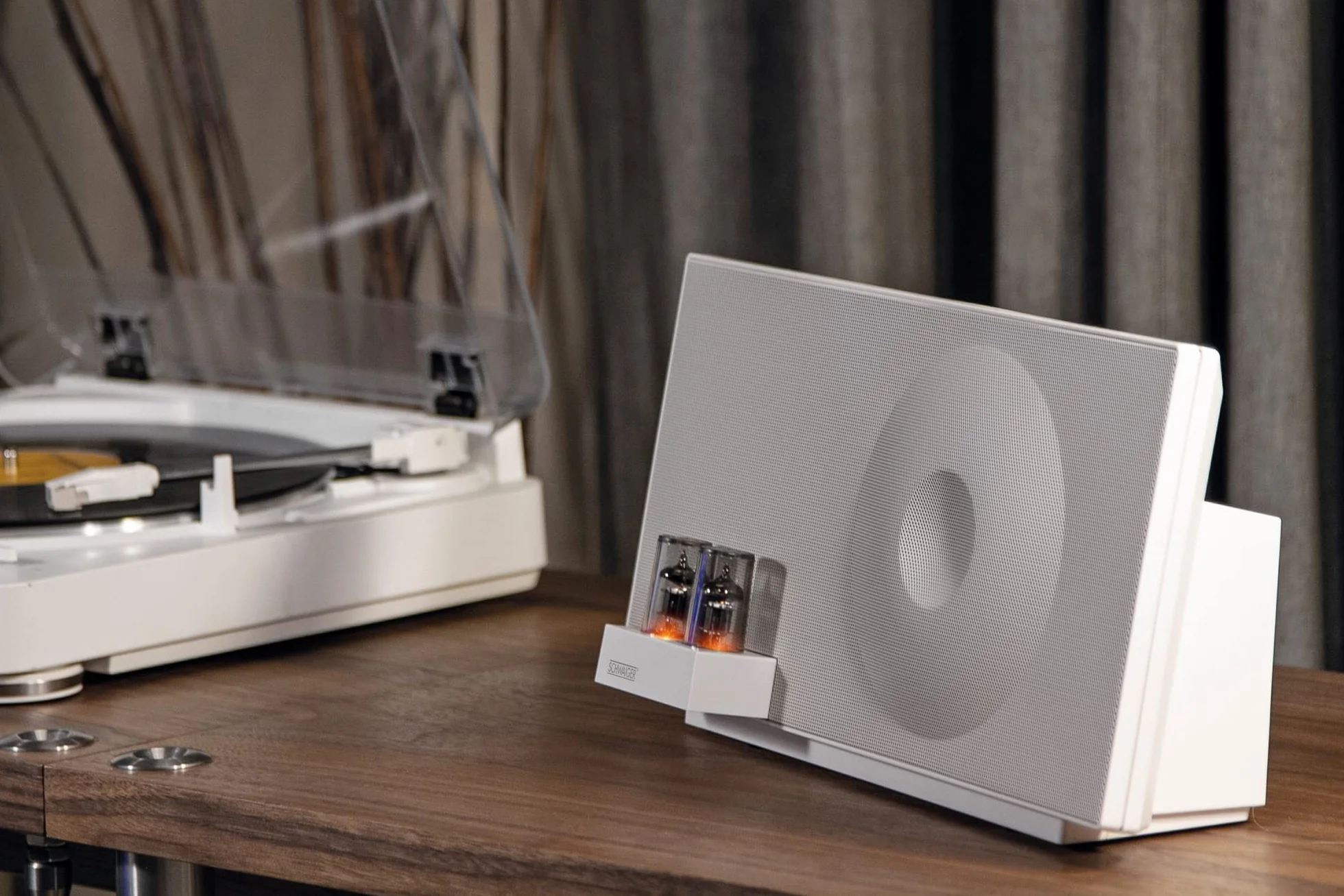 SCHWAIGER -658149- System głośników Hi-Fi | ze wzmacniaczem lampowym | 37 W | głośnik RMS | podświetlenie LED | wzmacniacz lampowy | Bluetooth | NFC | AUX | USB | Phono | biały