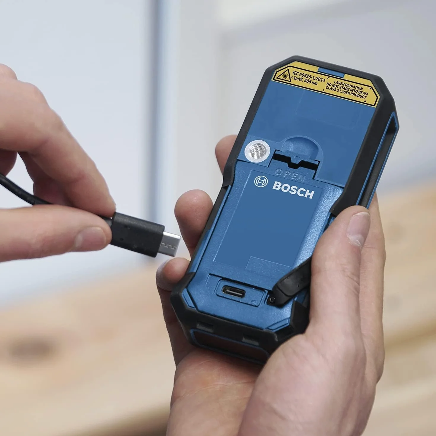 Bosch Professional Dalmierz laserowy GLM 50-27 CG (zielona wiązka laserowa, zasięg: do 50 m, akumulator litowo-jonowy 3,7 V, kabel USB, wytrzymały, IP65, Bluetooth, uchwyt na rękę, pokrowiec)
