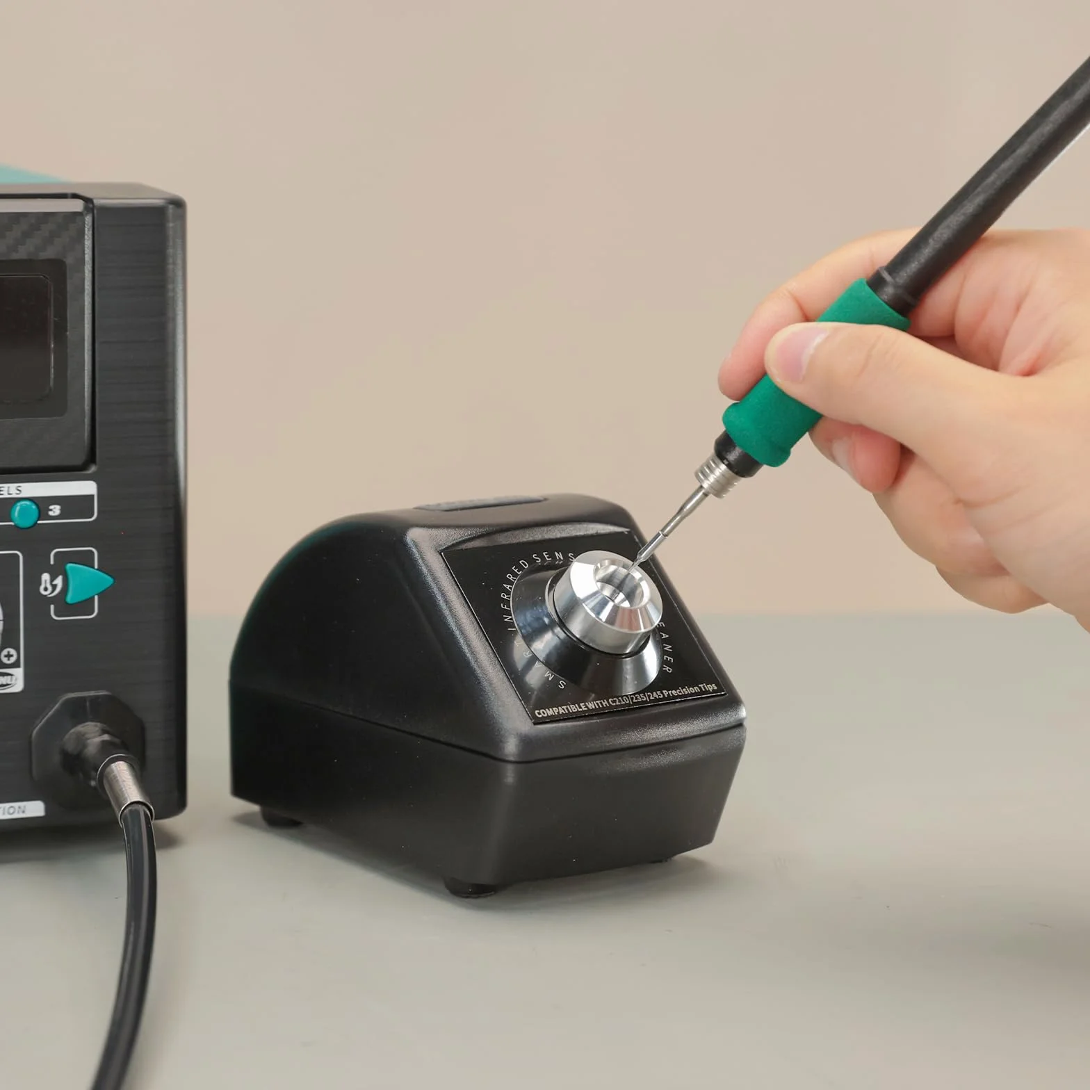 YIHUA Zmotoryzowana końcówka lutownicza 200 W, środek do czyszczenia miedzi z czujnikiem podczerwieni, 4 szczotki z mosiądzu, adapter 12 V