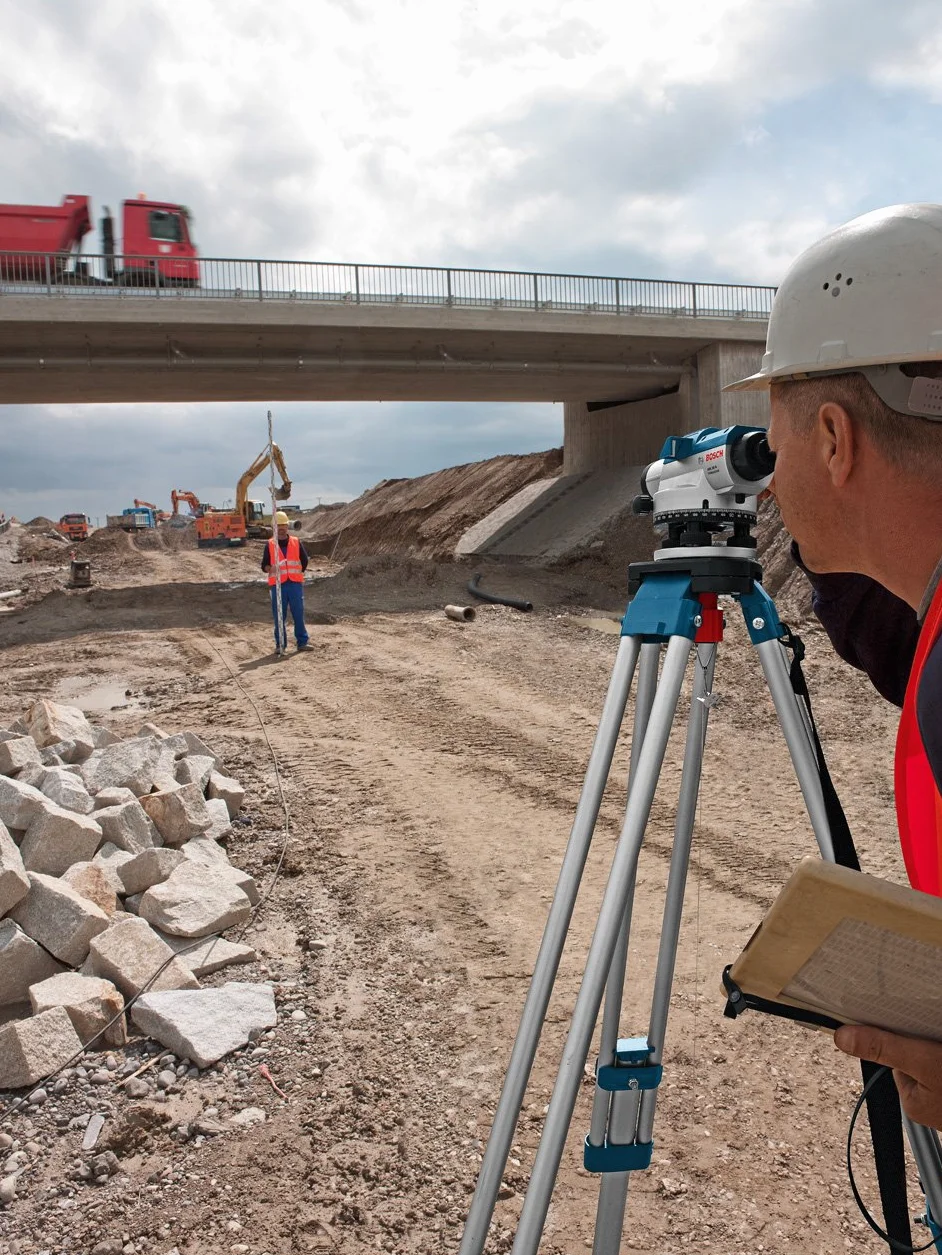 Bosch Professional Niwelator optyczny GOL 20 D (powiększenie 20x, jednostka miary: 360°, zasięg: do 60 m, walizka)
