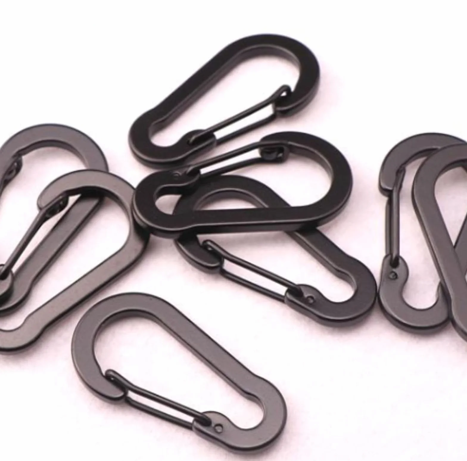 ORTAVA 10 sztuk karabińczyków 5 cm, mini karabińczyki czarne aluminiowe z klipem D, małe karabińczyki do kluczy na kemping, podróże, wędrówki, wędkarstwo, plecak, pasek.