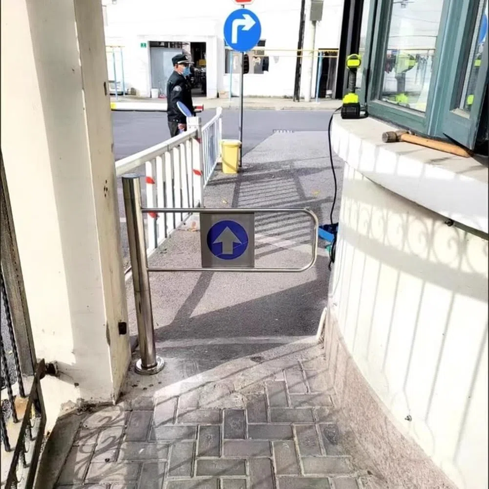 Uniwersalna metalowa bramka zabezpieczająca z funkcją obrotu do supermarketów i magazynów, automatycznie zamykana brama przemysłowa do bibliotek i sklepów (srebrna-L, 70 x 97 cm)