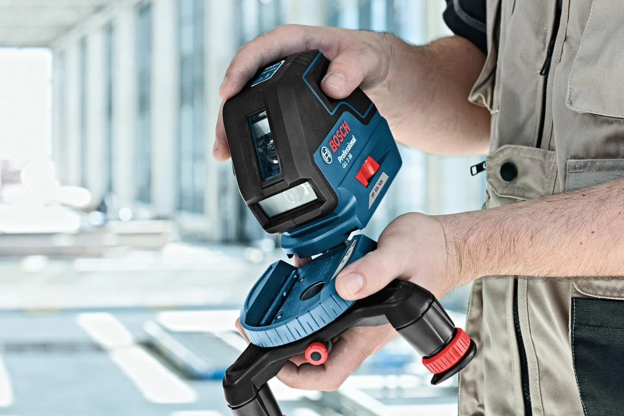 Bosch Professional Line Laser GLL 3-50, 4x baterie AA, tarcza celownicza, uchwyt uniwersalny, torba ochronna, wkładka do L-BOXX, pudełko kartonowe