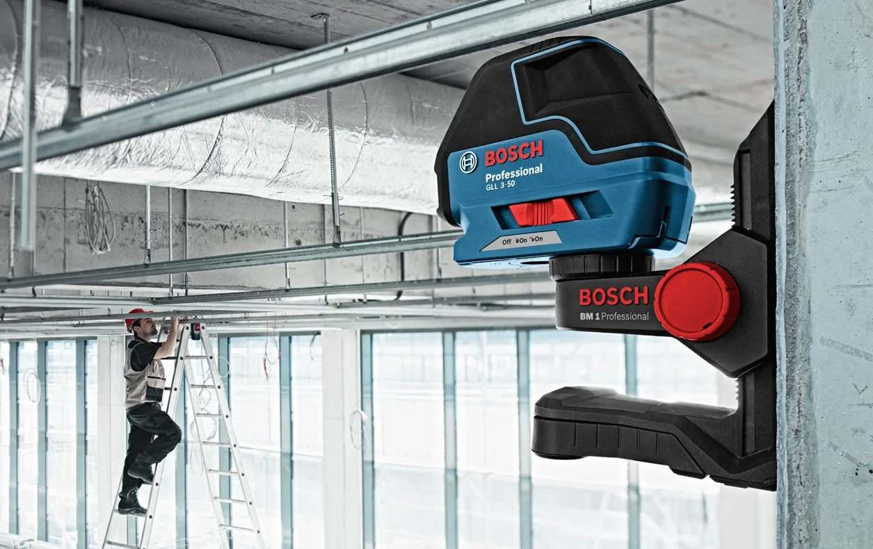 Bosch Professional Line Laser GLL 3-50, 4x baterie AA, tarcza celownicza, uchwyt uniwersalny, torba ochronna, wkładka do L-BOXX, pudełko kartonowe