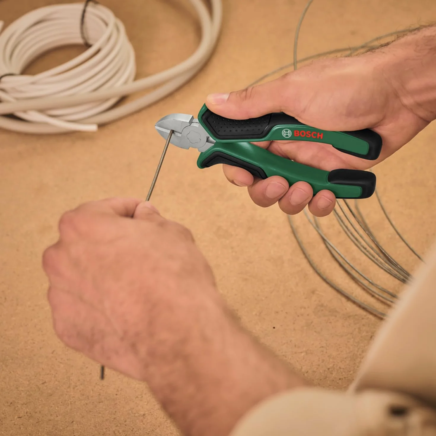 Bosch 4-częściowy zestaw szczypiec (4 pary, szczypce boczne, kombinerki, szczypce długie, klucz nastawny, ergonomiczne uchwyty z miękką okładziną Softgrip, niklowana powierzchnia)