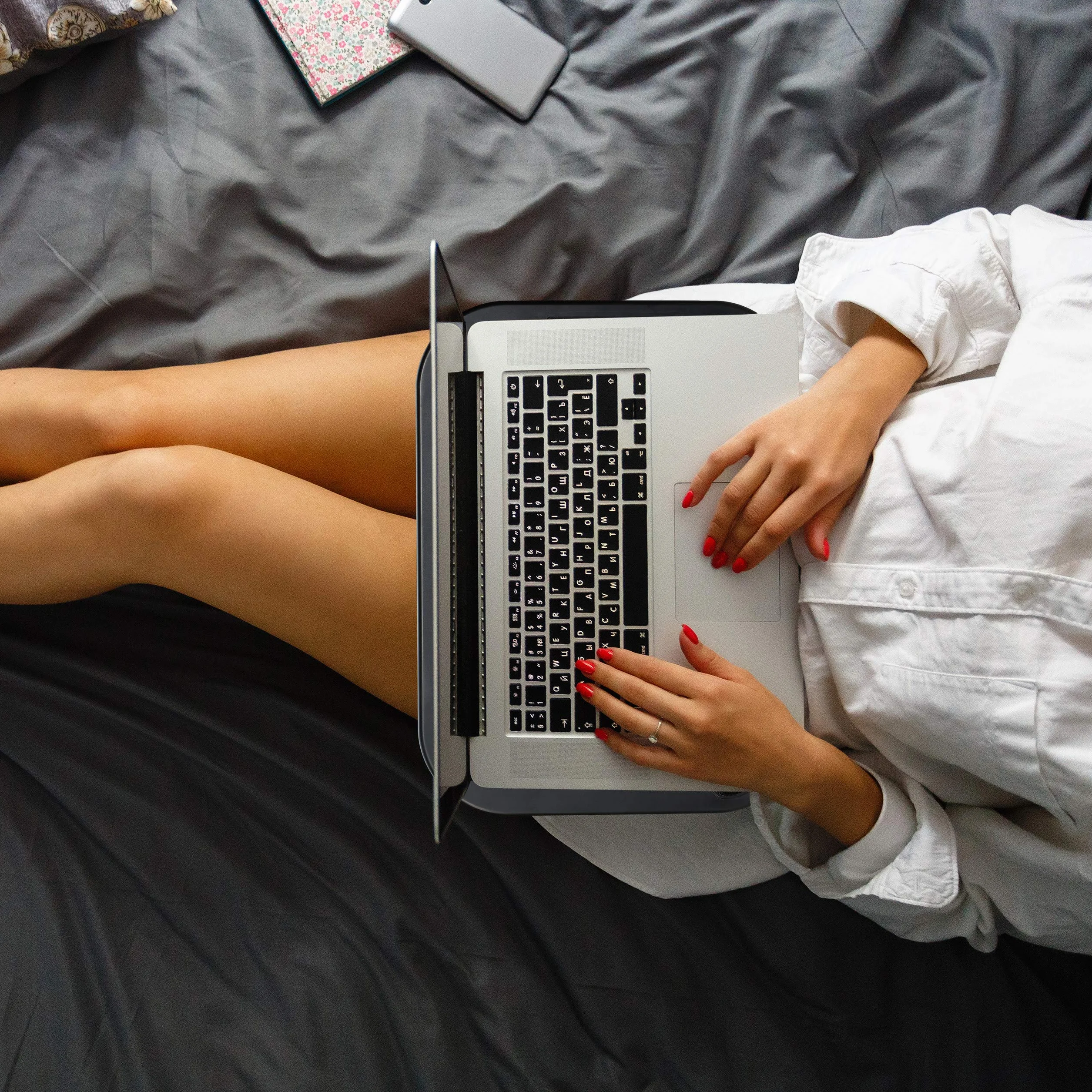 Relaxdays Poduszka na kolana laptop, podkładka pod rękę, półka na telefon komórkowy, taca na kolana ergonomiczna, do tabletu 11 cali, tworzywo sztuczne, czarna, 5,5 x 44 x 32 cm