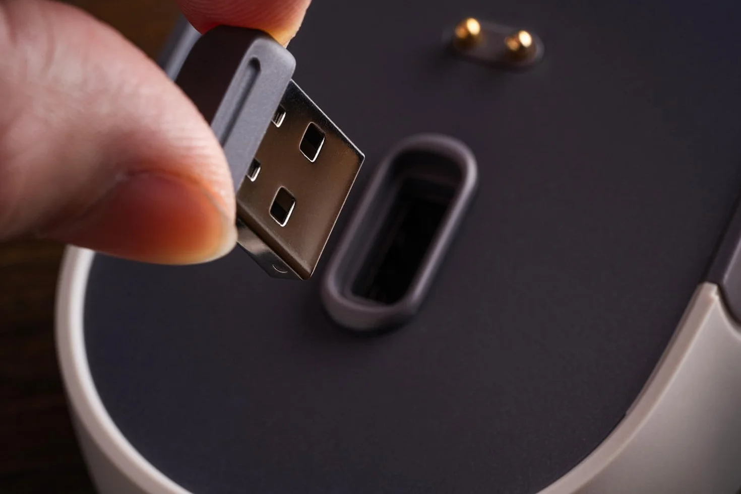 8BitDo Mysz retro R8 ze stacją ładującą, czujnikiem optycznym PAW 3395 DPI 26 000, bezprzewodowa mysz z częstotliwością odpytywania 4K, programowalnymi przyciskami i mikroprzełącznikami Kailh Sword GM