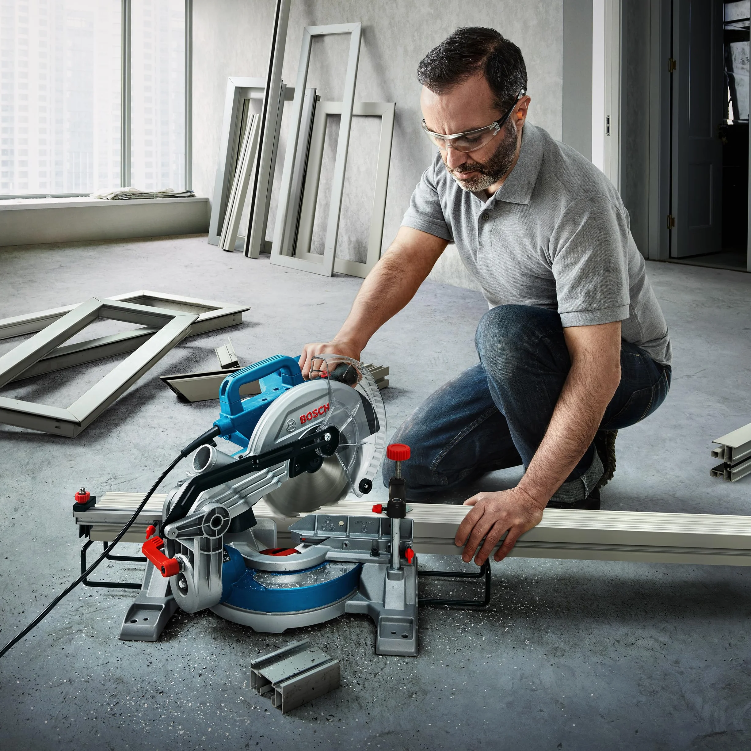 Bosch Professional: ukośnica GCM 216 (tarcza do drewna Ø 216 mm, przymiar, worek na pył, zacisk stolarski, przedłużka stołu, klucz sześciokątny)