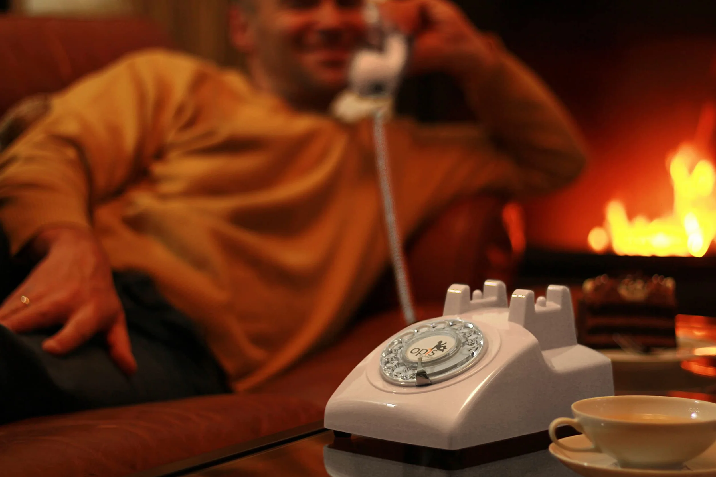 Telefon retro stacjonarny z kartą SIM kształt lat 60. obrotowa tarcza metalowy dzwonek biały