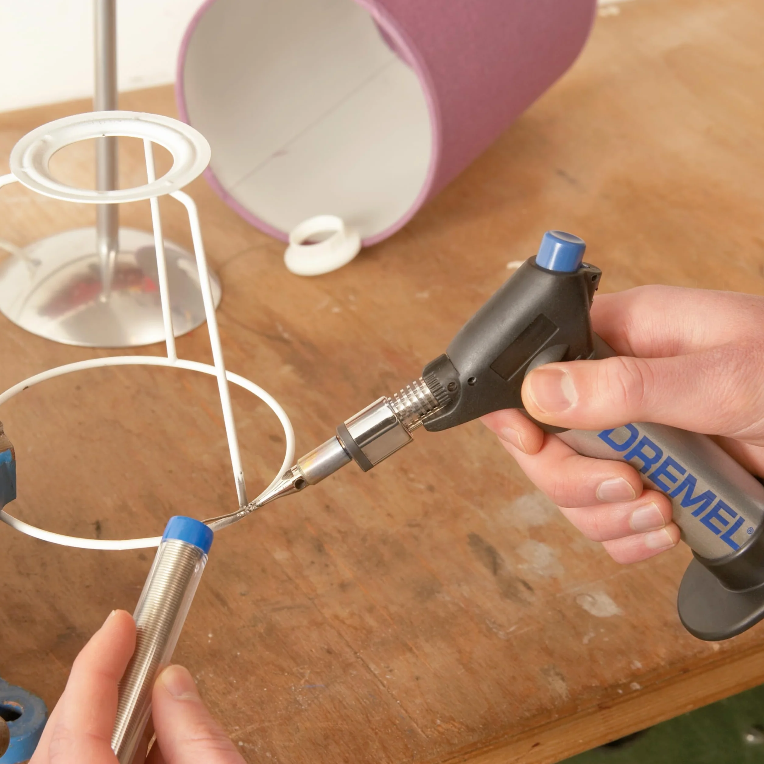 Dremel Versaflame 2200 stacjonarny palnik gazowy na butan, akumulatorowy mini palnik nadmuchowy i opalarka do lutowania, gięcia rur, spawania, obkurczania