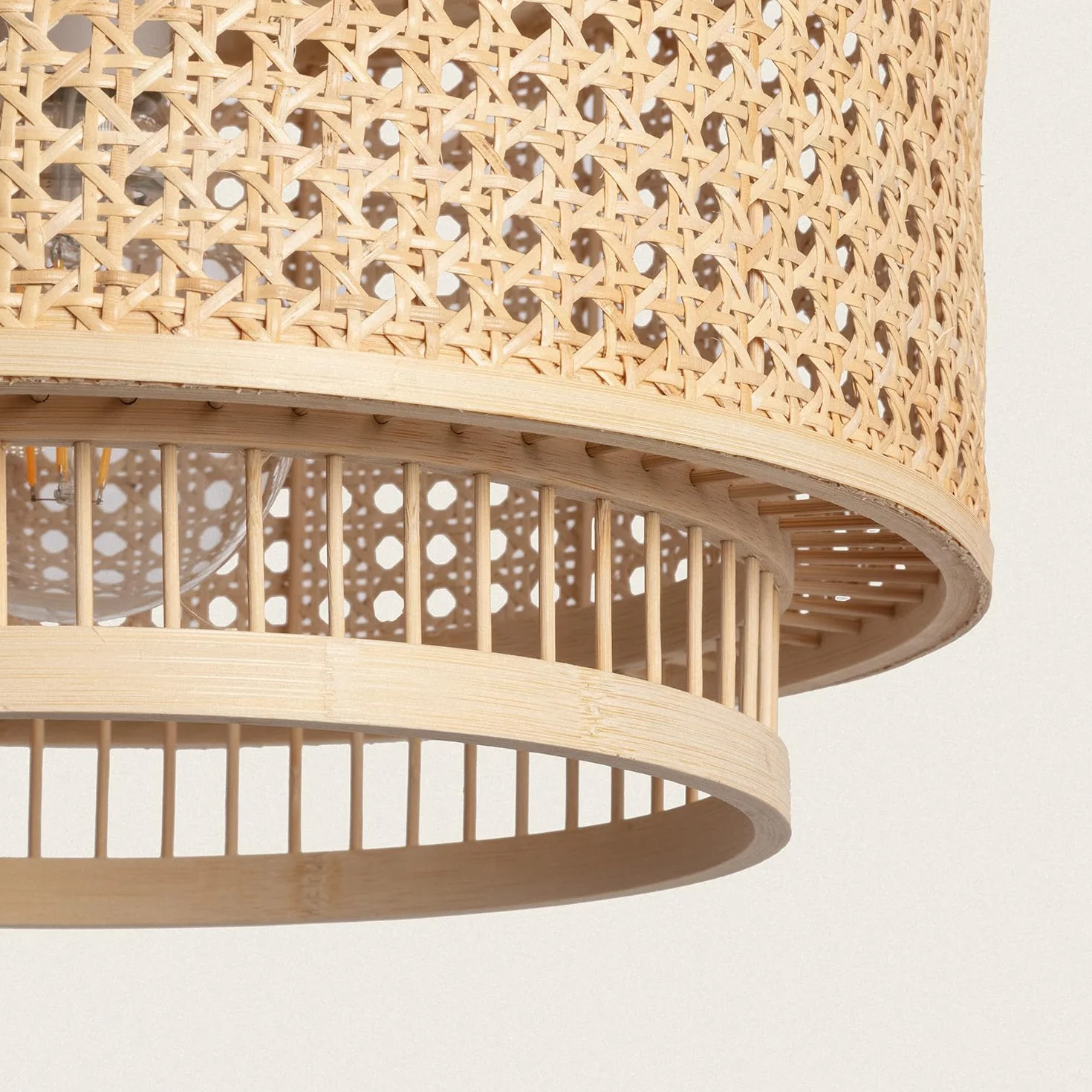 Ledkia Lampa Wisząca Bambusowa Bangkal Naturalna – Rustykalna Oprawa Sufitowa do Salonu i Sypialni w Stylu Boho. Elegancki Rattanowy Abażur z Dwoma Cylindrami, Gwint E27, Doskonała Dekoracja Wnętrz