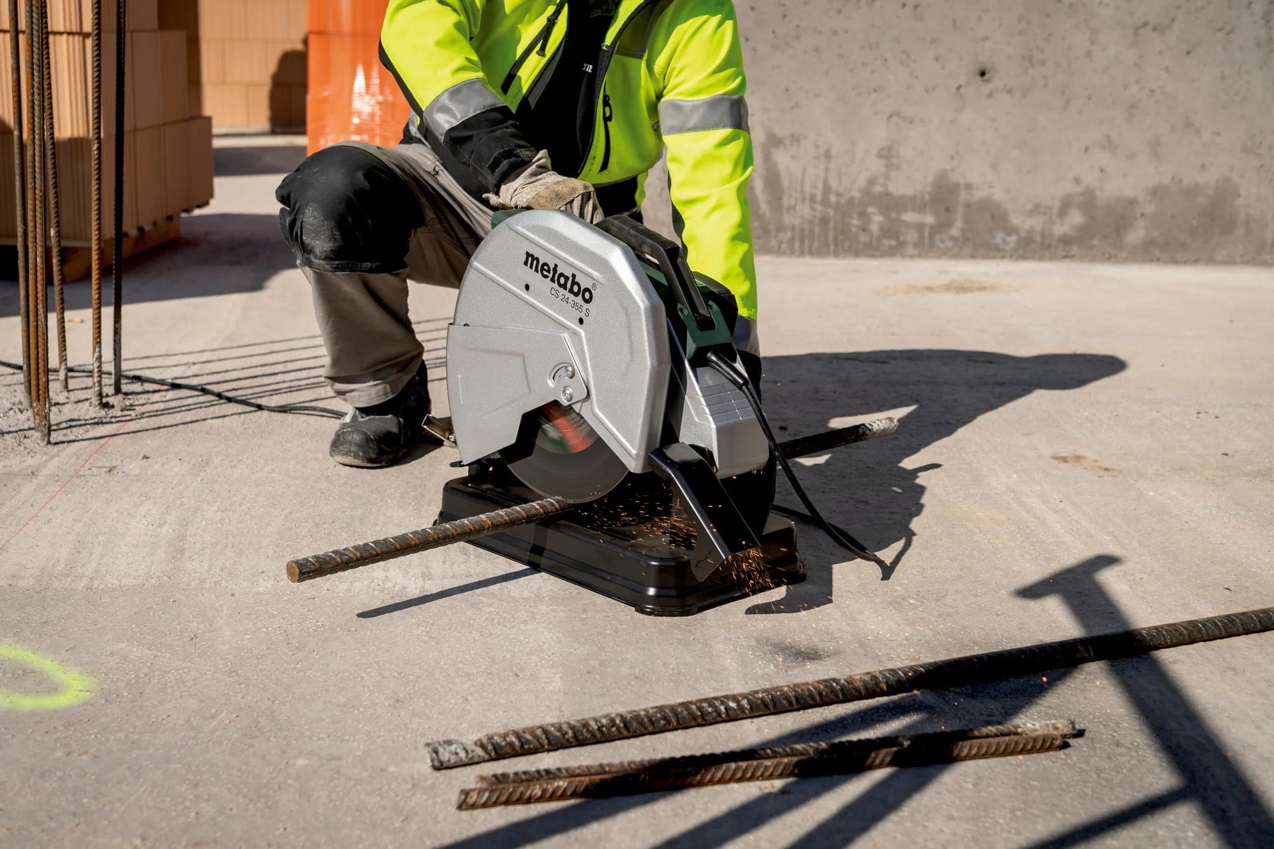 Metabo przecinarka do metalu CS 22-355 – 601786000 – Do cięcia profili, rur i prętów ze stali, metali nieżelaznych, żelaza i odlewów – Długość kabla 4 m