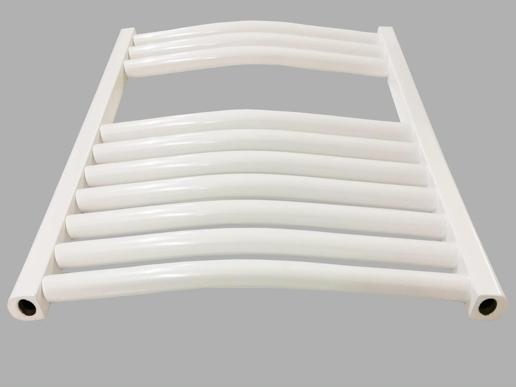 Grzejnik łazienkowy SMYRNA biały 400 x 1500 mm. Zakrzywione przyłącze standardowe z 2 sztukami wieszaków na ręczniki